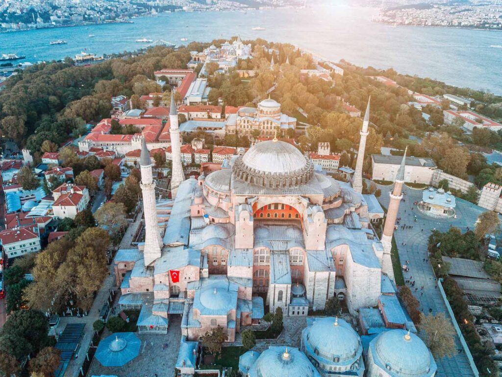 Eine Ansicht der Hagia Sophia von der nahegelegenen Galatabrücke aus mit dem Bosporus im Hintergrund.