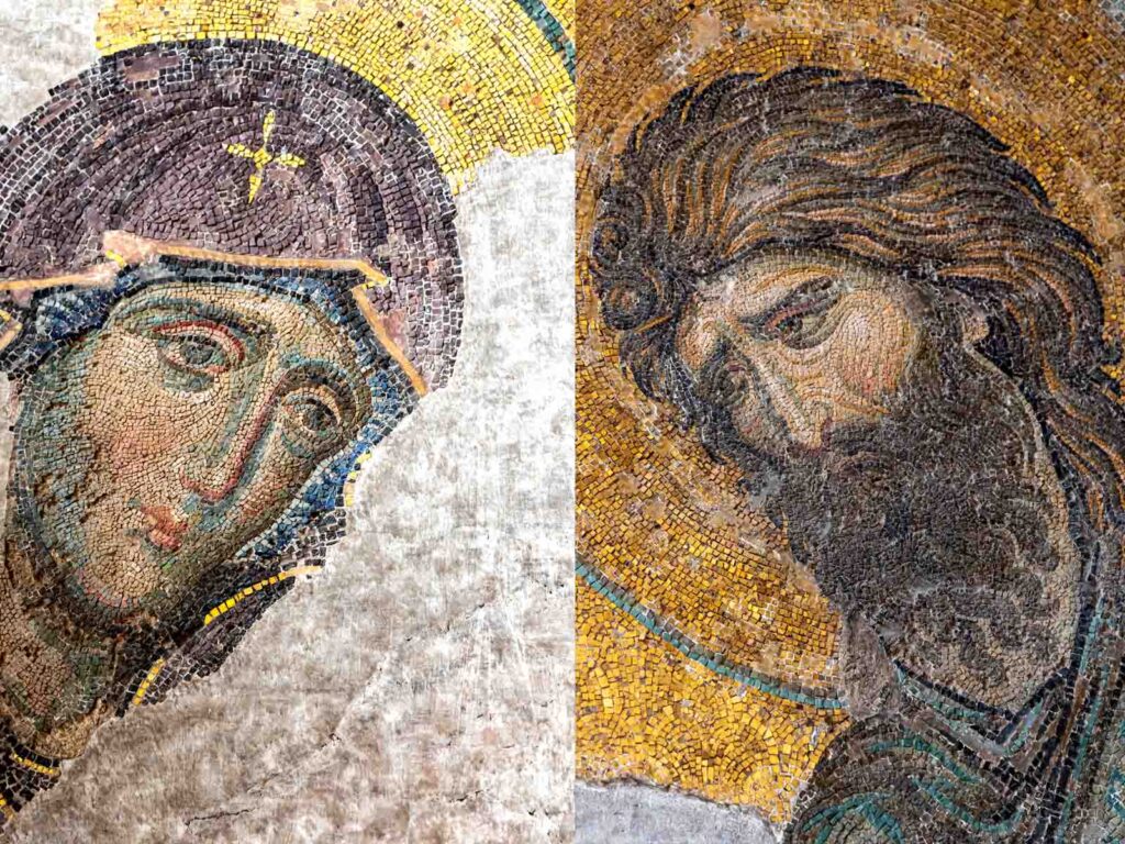 Innenansicht der Hagia Sophia mit Blick auf die ikonischen Mosaiken und Fresken