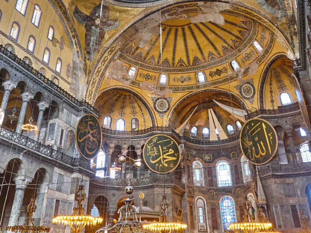 Ein detaillierter Blick auf die beeindruckende Architektur der Hagia Sophia